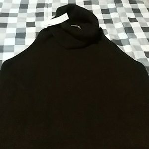 Sleeveless turtle neck pullover